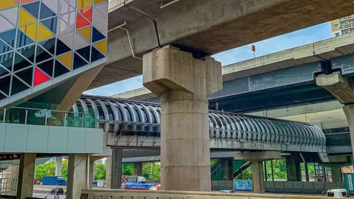 Plt Wali Kota Bekasi, Tri Ahdianto bersama Wakil Kementerian Perhubungan Ir. Mohamad Risal Wasal resmikan Jembatan Penyebrangan Orang (JPO) atau Sky Bridge penghubung Stasiun LRT Bekasi Barat dengan transit area sisi Selatan Tol di area parkir Revo Town, Jumat (21/10/2022).