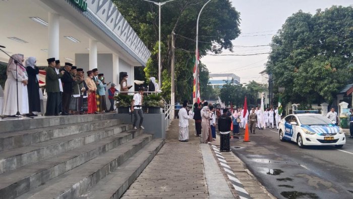 Pelaksana tugas (Plt) Wali Kota Bekasi Tri Adhianto pimpin upacara peringatan Hari Santri 2022 di Alun-alun Hasibuan Kota Bekasi, Sabtu 22 Oktober 2022.