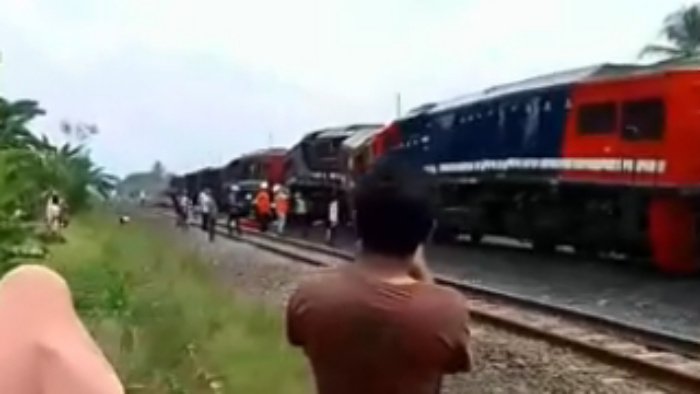 Warga sedang melihat insiden tabrakan kereta di Bekri, Lampung Tengah, Senin (7/11/2022).