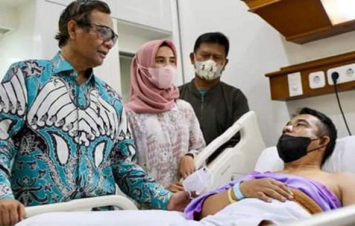 Kunjungi Korban Luka Bom Bunuh Diri di Bandung, Mahfud: Teroris bukan Pejuang Agama