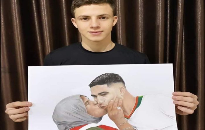 Artis Palestina menunjukkan karya lukisannya pemain Maroko