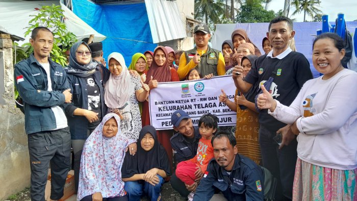 Pengiriman bantuan FPRB Peduli gempa Cianjur di titik pertama Kampung Cibulakan, Kecamatan Cugenang, Cianjur.