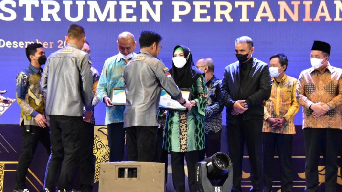 Bupati Kabupaten Tanggamus Dewi Handajani menerima penghargaan