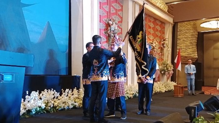 Ketua terpilih Kadin Lampung, Muhammad Kadafi menerima bendera petaka dari Ketua Umum Kadin, Arsjad Rasjid, di Ballroom Novotel Lampung pada Jumat, 23 Desember 2022.
