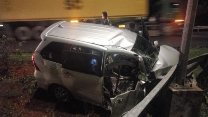 Kondisi kendaraan yang ringsek usai kecelakaan di tol Cipali