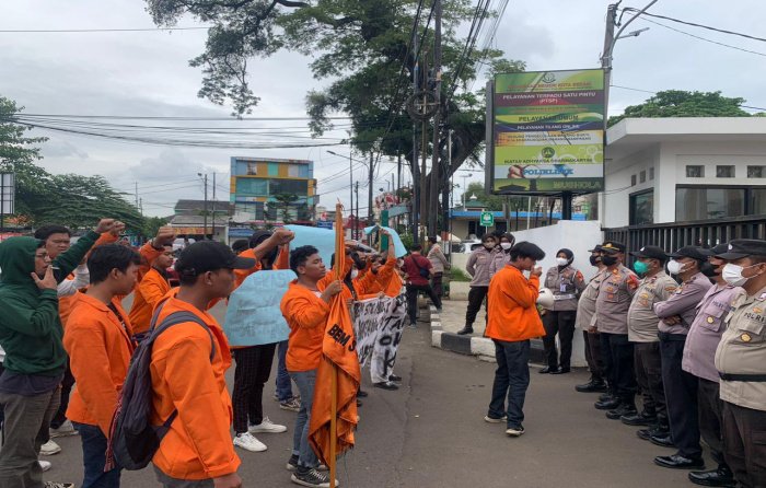 emo puluhan mahasiswa dari Badan Eksekutif Mahasiswa (BEM) STIE Mulia Pratama Kota Bekasi itu berlangsung di dua instansi yakni Kejari dan Pemkot Bekasi, Jumat (23/12/2022)