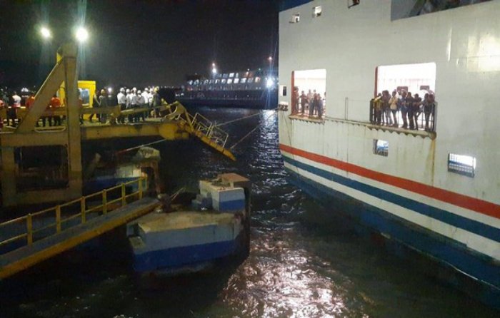 mobil nyemplung ke laut saat hendak masuk ke dalam fery di pelabuhan penyebrangan Merak, Banten, Jumat (23/`12/2022) malam