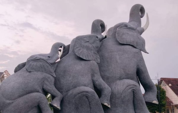 Monumen gajah di depan rumah dinas Bupati Lampung Timur-foto ist