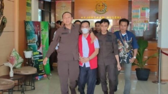 YE memakaai rompi merah digiring oleh pihak Kejaksaan Negeri Tanggamus ke Rutan Kelas IIB Kotaagung, (foto_scnn)