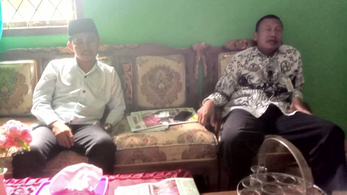 Oknum guru, Sahreza bersama Plt Kepala SMPN 1 Wonisobo, Bambang Sucio saat dikonfirmasi di kantor sekolah setempat, Rabu 25/1/2023, (foto_Ruslan)