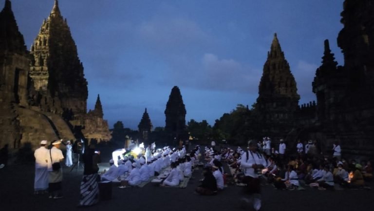 Ratusan Umat Hindu Indonesia, melaksanakan persembahyangan Hari Suci Siwaratri di Candi Prambanan, Jumat (20/1/2023)