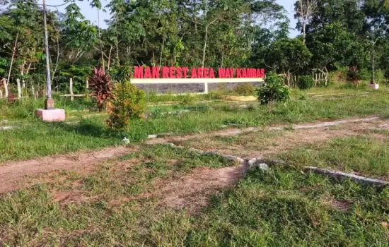 Taman Rest Area Way Kambas di Lampung Timur, dua tahun tak difungsikan, kekinian berubah jadi angker dan tumbuhi semak belukar- foto SAN