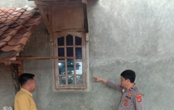 Polisi dari Polsek Sekampung Udik saat melakukan olah TKP di rumah korban kemalingan uang amplop usai hajatan yang ludes Digondol maling dengan cara mendongkel jendela pada Sabtu (11/2/2023)