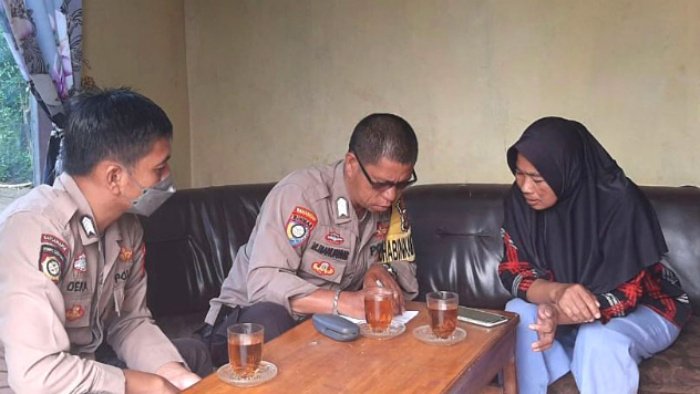 Polisi menemui Jumirah di rumahnya di Dusun Talang Ogan, Pekon Air Abang Kecamatan Ulu Belu, Kabupaten Tanggamus, (foto_scn)