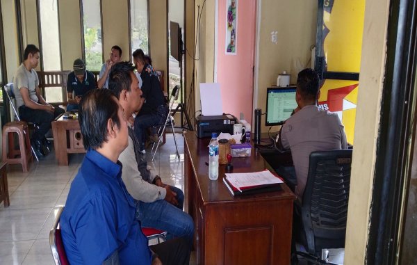 Wartawan Wawai News Sumantri didampingi puluhan wartawan melaporkan oknum Kepala Pekon Way Nipah Aprial ke Polres Tanggamus, pada Rabu 1 Maret 2023, (foto_arzal)