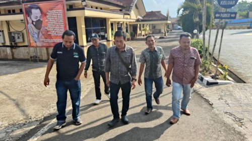 Wartawan Wawai News didampingi oleh beberapa Jurnalis Tanggamus usai memberikan keterangan tambahan dan penyerahan bukti di ruang Resum Polres Tanggamus, Jum'at 17 Maret 2023