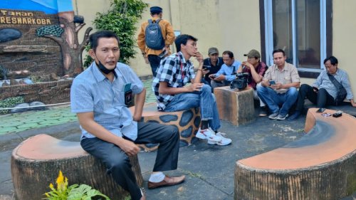 Agus ST wartawan Cakrawala TV bersama anggota AJOL saat diwawancarai di lingkungan Polres Tanggamus, Senin 27 Maret 2023