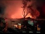 Api Lahap Dua Rumah di Gedong Air, Pemilik Dilarikan ke RSUD