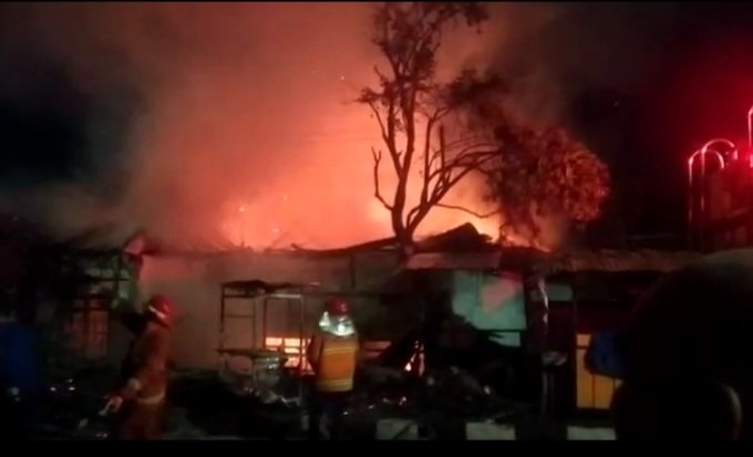 Kebakaran melalap bangunan rumah milik Edi Yamin di samping Gang Marwan Jl. Imam Bonjol Gedong Air Tanjung Karang Barat Kota Bandar Lampung, bertepatan malam ke dua Puasa Ramadhan 1444H, Kamis (23/03/2023) sekira pukul 20.30 wib.