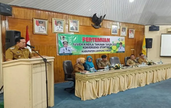 Wakil Bupati Lampung Timur Azwar Hadi berpidato saat Pertemuan Review kinerja tahun 2022 Konvergensi Stunting Kabupaten Lampung Timur bertempat di Aula atas Setdakab setempat, Selasa 14 Maret 2023