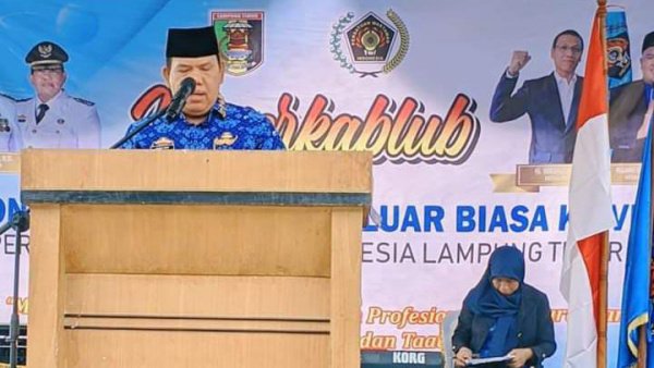 Wakil Bupati Azwar Hadi, membuka acara Konferkablub Ke- VII di balai Wartawan Sekretariat PWI Lampung Timur, Jum’at (17/03/2023).