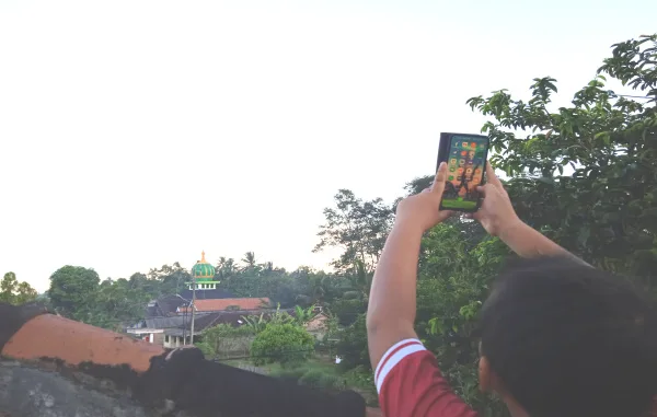 Seorang anak tengah mencari jaringan internet dengan naik ke atap rumah di desa Induk Gunung Sugih Besar, Sekampung Udik, Lampung Timur, Senin (17/4/2023) - foto Jali