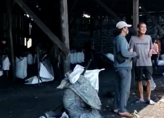 lokasi tempat industri pengolahan batok kelapa yang diduga menyebabkan pencemaran lingkungan di wilayah Desa Gunung Agung, Sekampung Udik, Kabupaten Lampung Timur, Sabtu 8 April 2023- Foto Jali