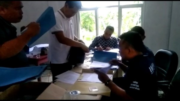 Aktifitas pelayanan oleh petugas pelayanan pembuatan SKCK Polres Tanggamus di Kantor DPD Partai NasDem Tanggamus, Rabu 3 Mei 2023.