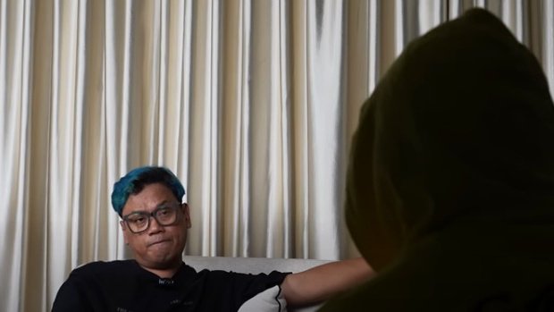 Wawancara youtuber Uya Kuya TV dengan salah seorang sipir misterius.