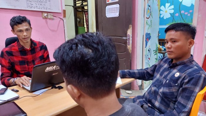 Foto: Tersangka (Kiri) Didampingi Penasehat Hukumnya (Kanan) saat Dimintai Keterangan di Mapolres Tanggamus, Kamis 18 Mei 2023.