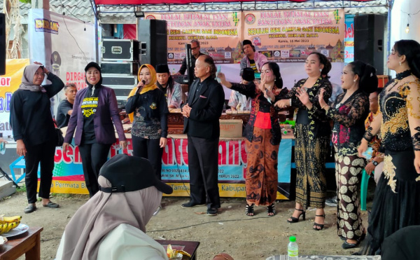 Sedulur Seni Campursari Indonesia (SSCI) Bekasi Raya menggelar halalbihalal pasca lebaran Idulfitri 1444 H/2023 di Perum Villa Permata, Sumber Jaya, Tambun Selatan pada Kamis 18 Mei 2023.