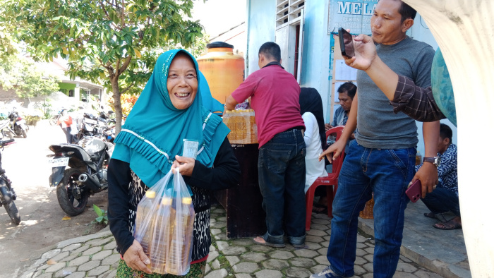 Warga antusias membeli minyak goreng pada kegiatan bazar di Pekon Tanjung Anom, Senin 22 Mei 2023.