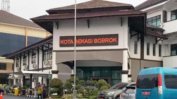 Papan runnig text bertuliskan Kota Bekasi Bobrok di kantor UPTD RSUD Bantargebang.
