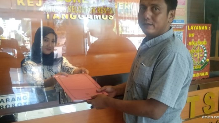 Ketua YPPKM Tanggamus Adi Putra Amril saat menyerahkan berkas laporan di Kejaksaan Negeri Tanggamus, Senin 29 Mei 2023
