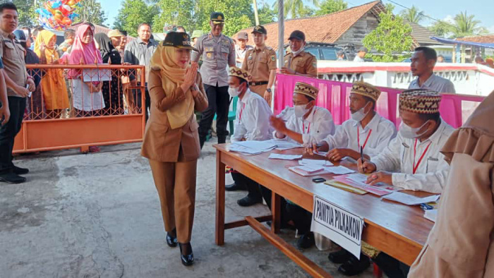 Bupati Dewi Handajani saat mengunjungi pelaksanaan Pilkakon di Pekon Kelungu, Selasa 30 Mei 2023.