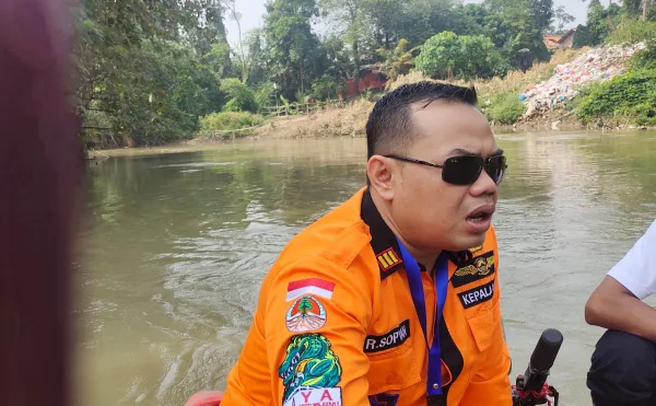 Kepala UPTD Wilayah III Bekasi Sopyan saat memimpin langsung pengangkatan sampah di Bendung Srengseng Hulu, Sabtu (27/6/2023)