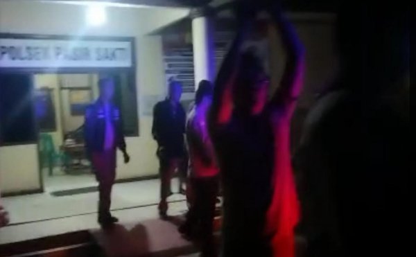 dua wartawan di Lampung Timur di persekusi dan mendapatkan kekerasan yang diduga dilakukan bos mafia tambang pasir ilegal baru baru ini.- foto ist