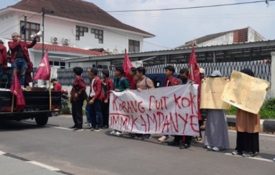 Puluhan mahasiswa dri Ikatan Mahasiswa Muhammadiyah (IMM) Bandar Lampung, menggeruduk Kantor Bawaslu , Kamis (4/5/2023)