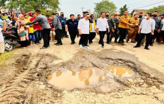 Presiden Jokowi saat melakukan sidak jalan rusak di Lampung, pada Jumat 5 Mei 2023