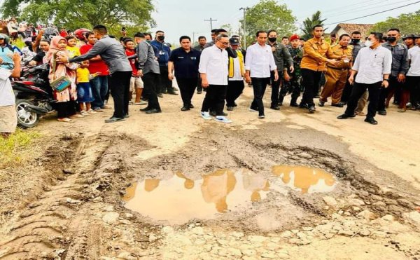 Presiden Jokowi saat melakukan sidak jalan rusak di Lampung, pada Jumat 5 Mei 2023