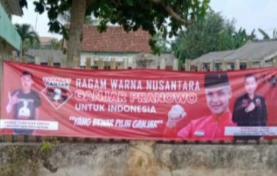 Spanduk bakal calon presiden Ganjar Pranowo, bergambar Bacaleg PDIP Dapil Lampung Utara nangkring di pagar Sekolah Dasar Negeri  (SDN) Sindangsari