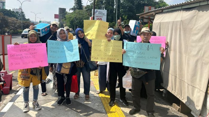 Yusuf Blegur selain didampingi kuasa hukumnya juga ditemani sekitar 50 para relawan sebagai aksi peduli dan solideritas dari beragam aktifis pergerakan dan relawan Anies, Kamis 8 Juni 2023