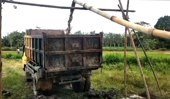 Aktivitas Tambang Pasir Ilegal di Desa Tanjungwangi, Waway Karya, seperti 'jalan tak berujung' terus terjadi dan terjadi hingga membuat tanggul Way Bekarang terancam rusak, terlihat pasir disedot dari Way Bekarang langsung dimasukkan ke dalam mobil truk - foto Jali