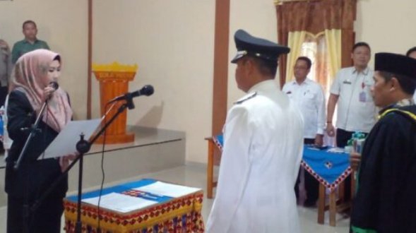 Bupati Tanggamus melantik Suherman sebagai kepala pekon Sukamulya, Pugung. Pelantikan digelar diaula Kantor Pekon, Rabu (14/6/2023)