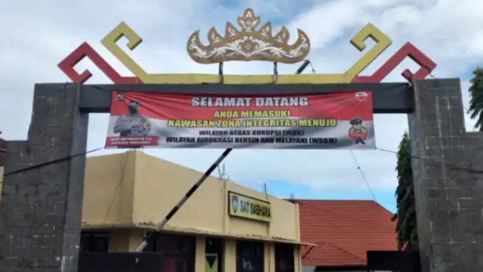 Gerbang masuk gedung Polres Tanggamus, (foto: dok)