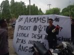 Diduga Menyalahgunakan Jabatan, Mahasiswa Tuntut Kades Burengkeng Mundur