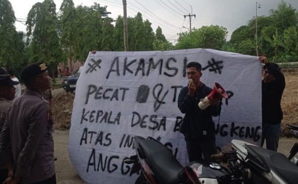 Mahasiswa mengatasnamakan Akamsi menggelar aksi di kantor desa Burangkeng, Setu, Kabupaten Bekasi, Senin (19/6/2023)