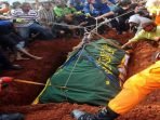 Prosss Pemakaman Fajri, Pemuda Asal Tangerang dengan Bobot 300 Kilogram Gunakan Forklit