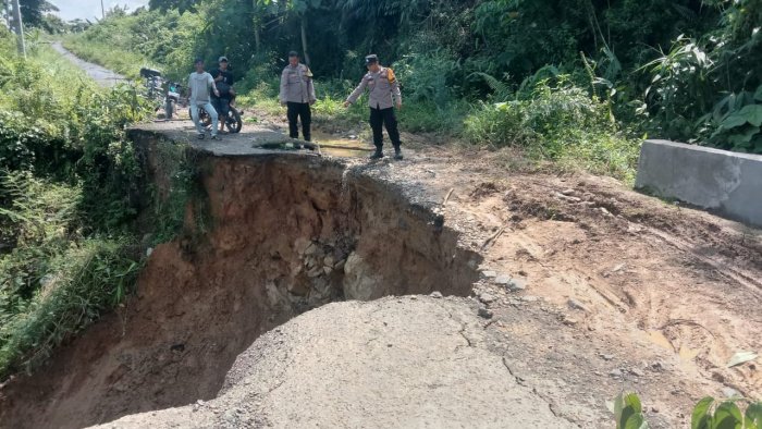 Longsor memutus akses jalan dari Pekon terjadi di dusun Curup, Pekon Paku