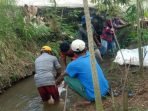 Kebiasaan Buruk, Warga Batanghari Lampung Timur Masih Cuci Jeroan Hewan Kurban di Aliran Irigasi